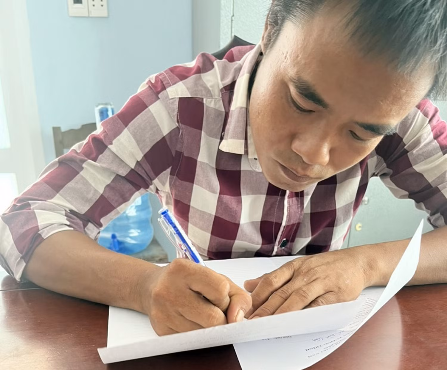 Công an xã vận động đối tượng bị truy nã đầu thú -0