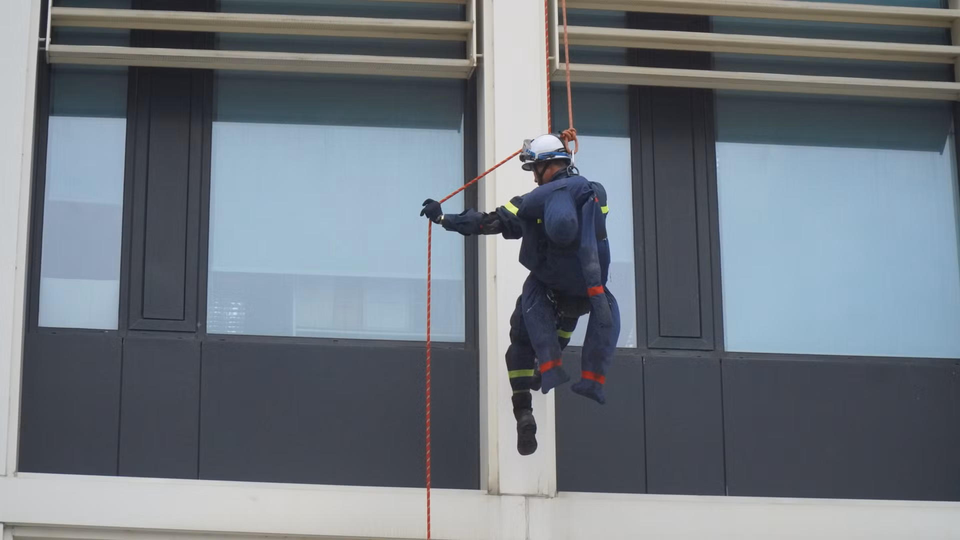 Diễn tập chữa cháy và cứu nạn cứu hộ tại trụ sở Bộ Công an -1