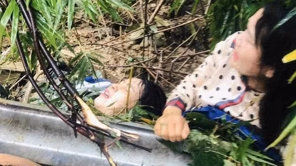 Cứu hai giáo viên bị vùi trong sạt lở