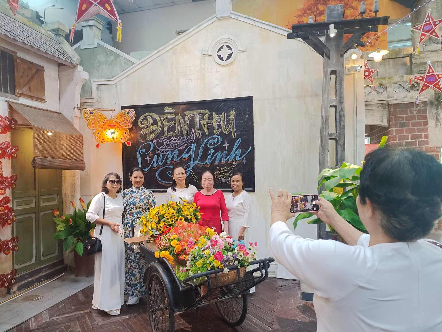 Đến Hoàng thành Thăng Long mùa thu, ngắm đèn Trung thu thế kỷ XX được phục dựng -2