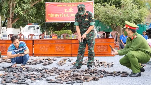 Bạc Liêu tích cực vận động người dân giao nộp vũ khí, vật liệu nổ, công cụ hỗ trợ