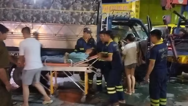 Tài xế xe tải bất tỉnh, người phụ nữ cầu cứu trên cao tốc