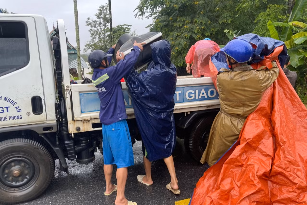 Công an Nghệ An hỗ trợ người dân vùng lũ -1