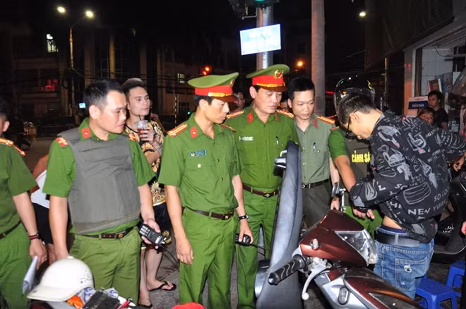 Lực lượng Cảnh sát hình sự tiến hành kiểm tra, bắt giữ một đối tượng phạm pháp.