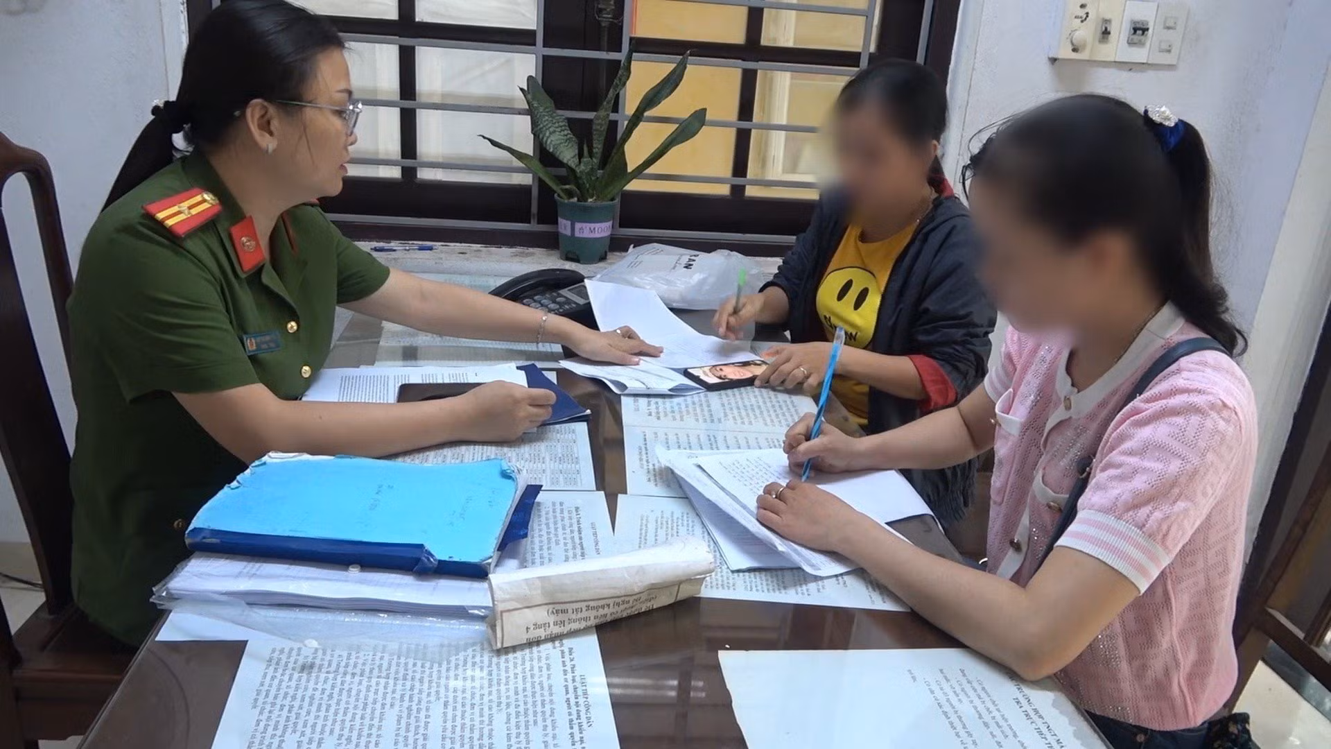 Nhiều người vẫn “sập bẫy” lừa của các đối tượng mạo danh cán bộ -0