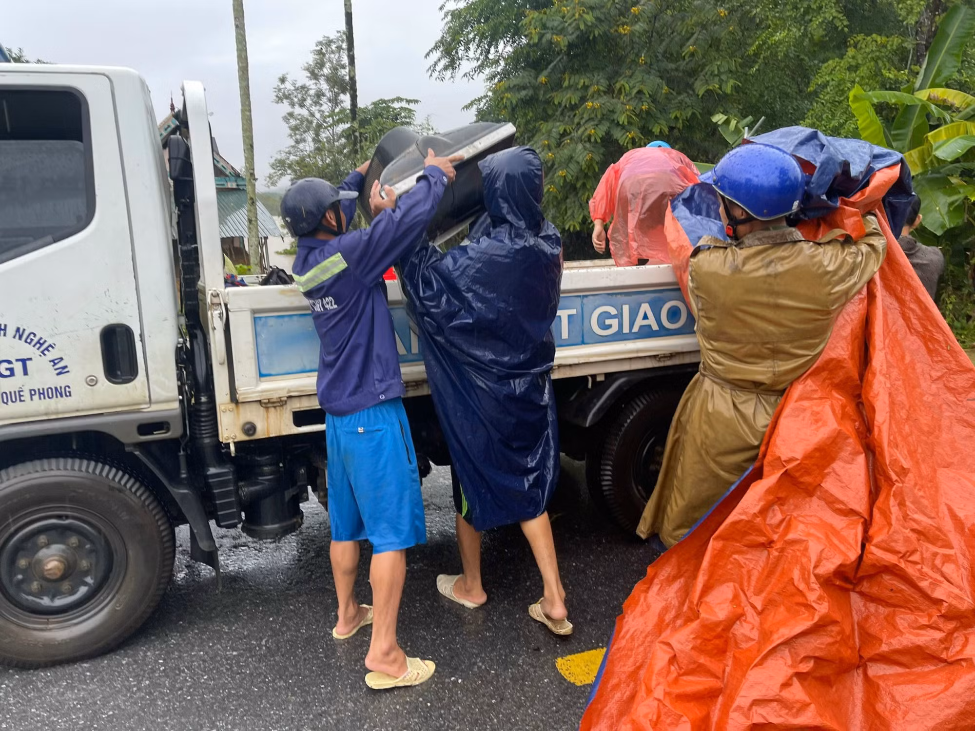 Công an Quế Phong dùng xe chuyên dụng chở người và tài sản người dân vượt lũ -0