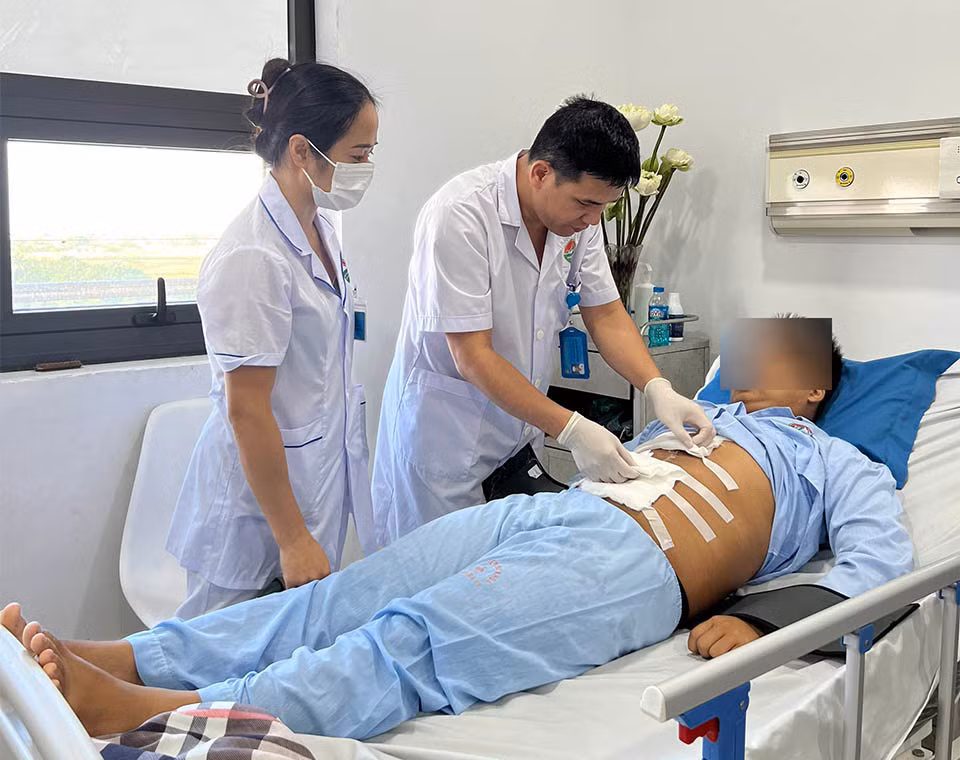 Nam thanh niên bị kiếm đâm xuyên ngực được cứu sống -0