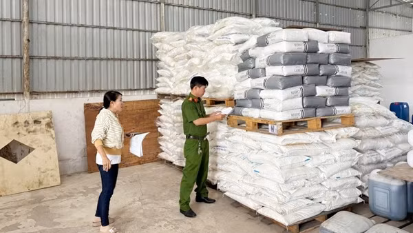 Tạm giữ hàng chục tấn hóa chất, mỹ phẩm không rõ nguồn gốc