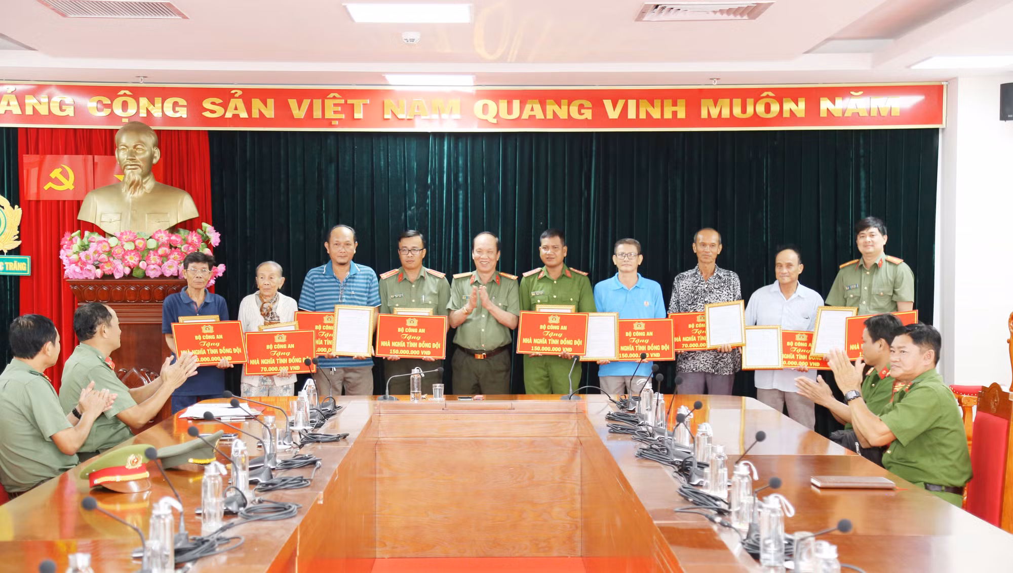 Công an Sóc Trăng hỗ trợ xây dựng, sửa chữa 11 nhà nghĩa tình đồng đội -0