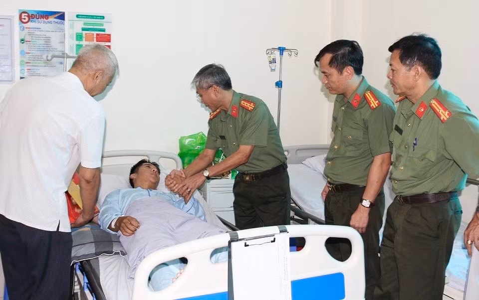Cán bộ Công an xã bị đâm trúng ngực -0