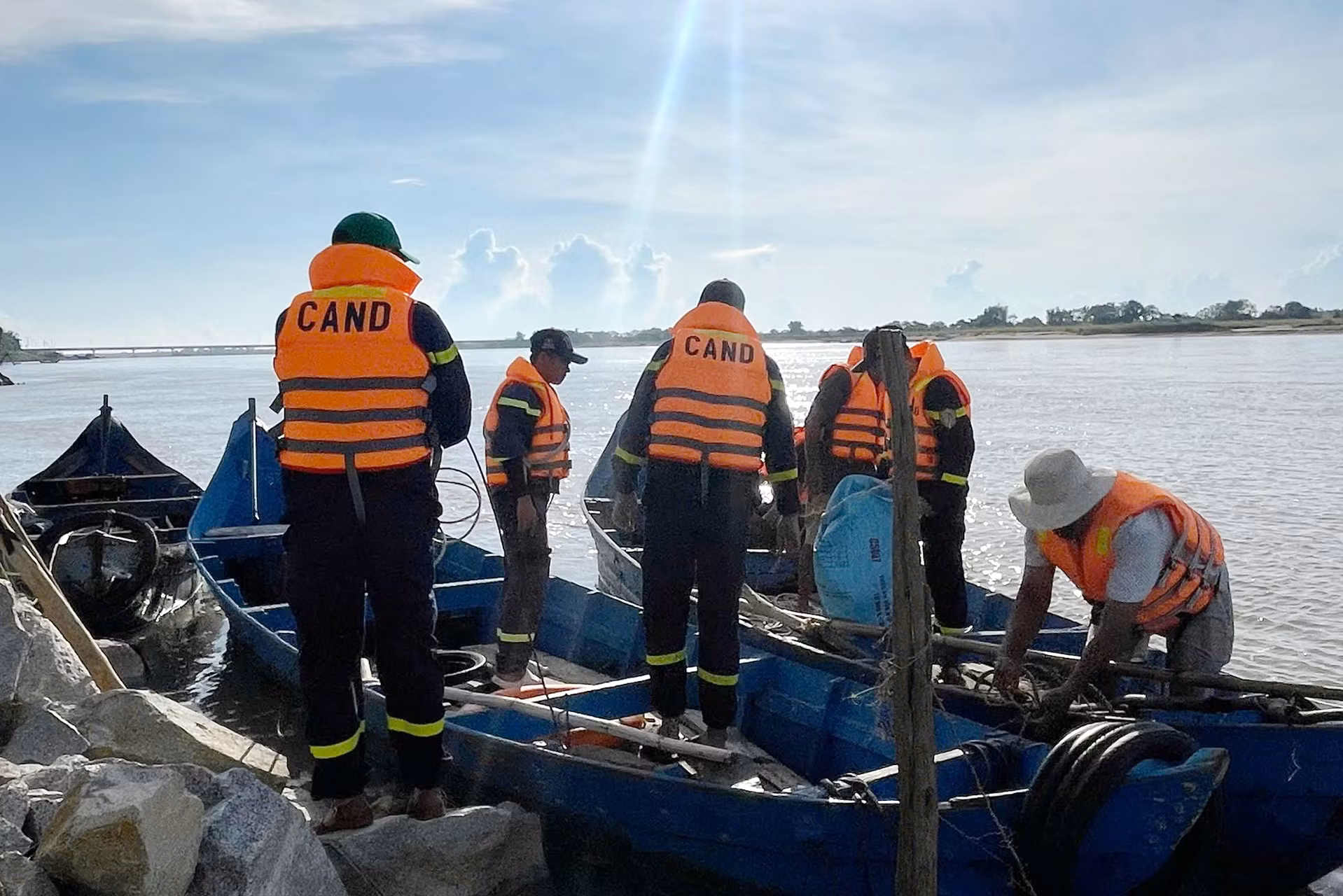 Lật xuồng máy trên sông Ba một phụ nữ mất tích -0