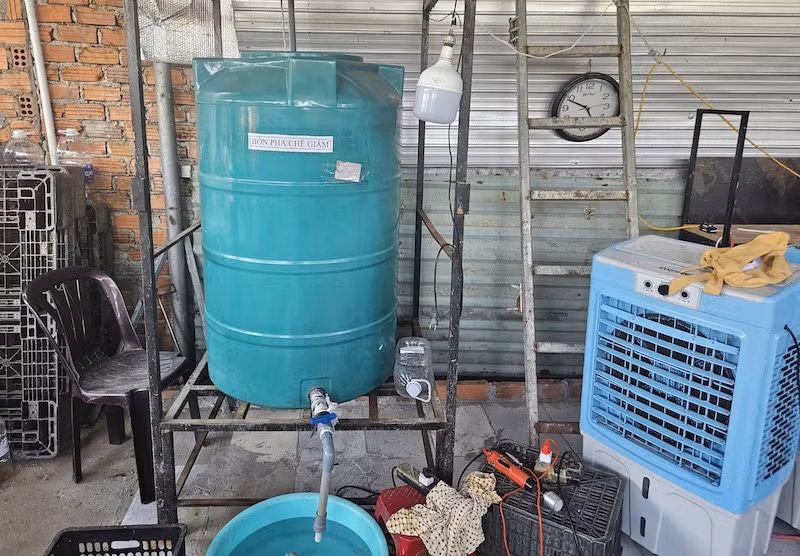 Biến axit axetic công nghiệp thành giấm ăn, tiêu thụ hơn 1.000 lít mỗi ngày -0