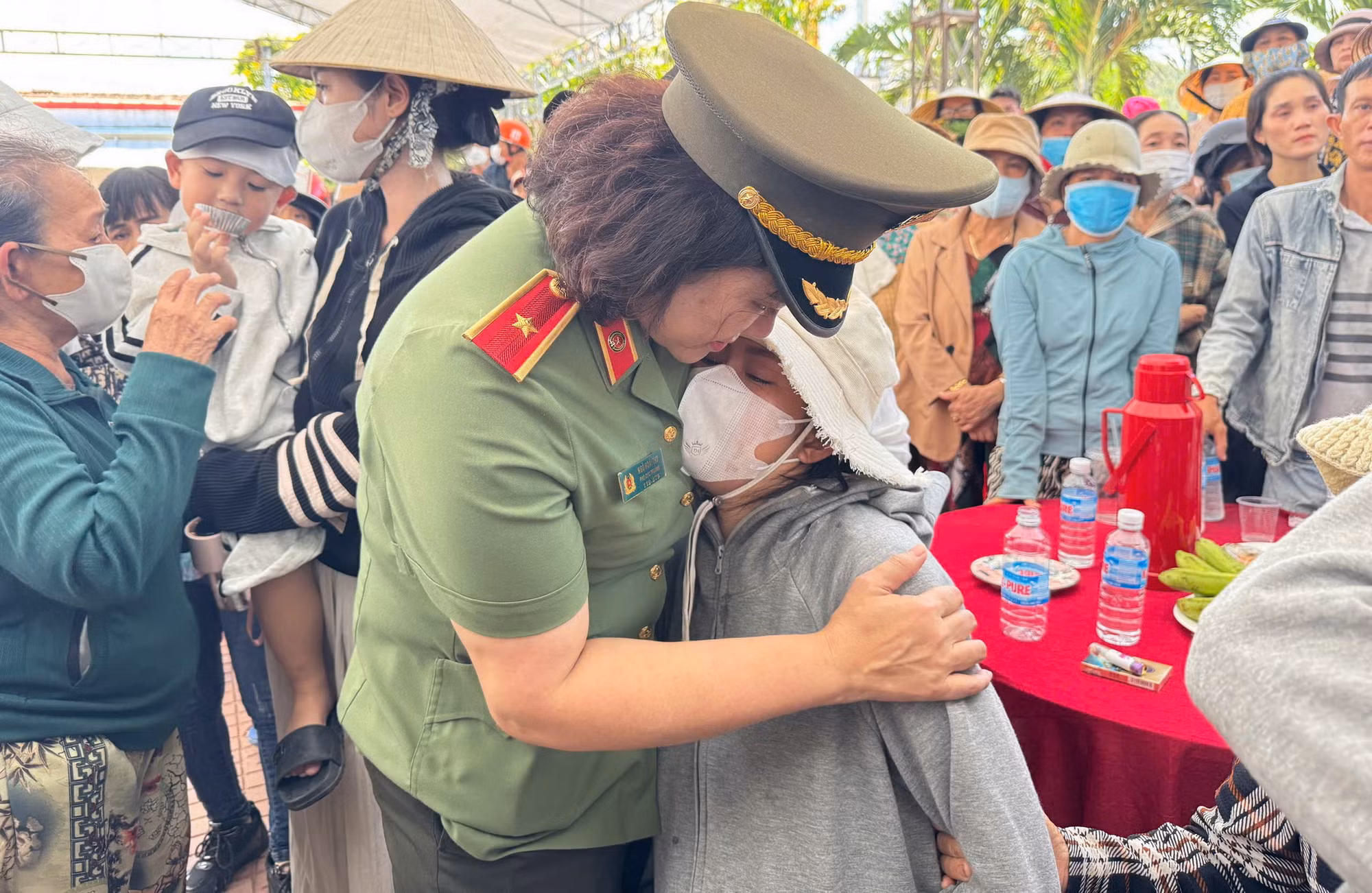 Nghẹn ngào tiễn biệt cán bộ Công an hy sinh khi truy bắt tội phạm -0