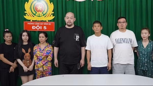 Nhà hàng do người nước ngoài điều hành cho tiếp viên bán dâm và khí cười