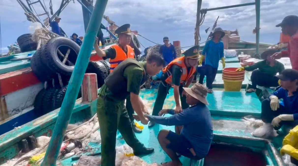 Đồn Biên phòng Côn Đảo bắt giữ đối tượng truy nã tội Giết người lẩn trốn trên tàu cá -0