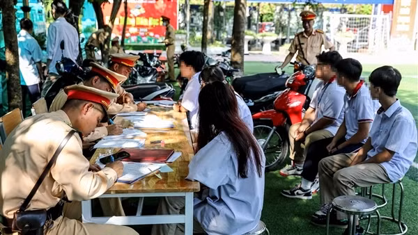 Kiểm tra đột xuất nhà xe trong trường, Cảnh sát phát hiện nhiều xe máy phân khối lớn của học sinh