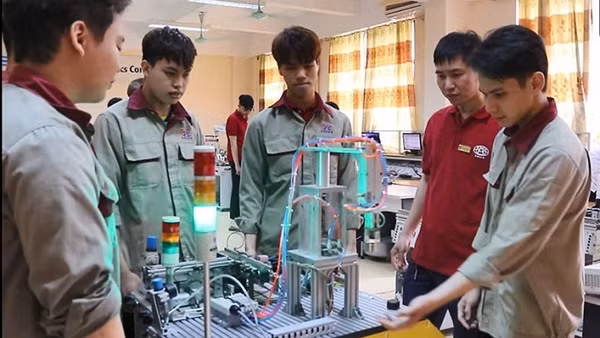Khơi thông nguồn nhân lực - Chìa khóa phát triển công nghiệp chủ lực Hà Nội