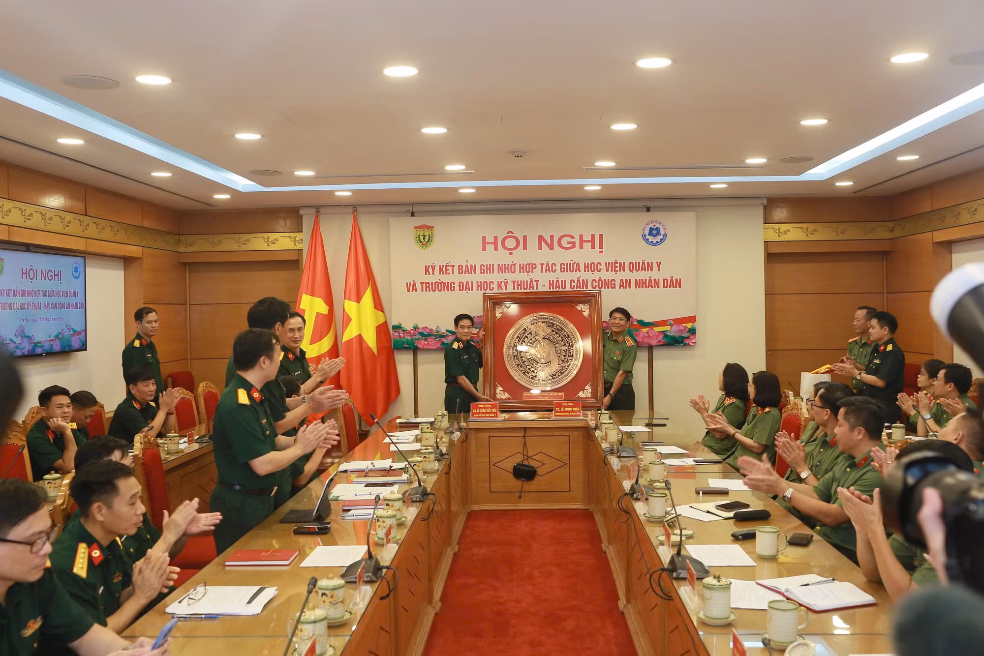 Trường Đại học Kỹ thuật-Hậu cần CAND và Học viện Quân y ký kết Biên bản hợp tác -0