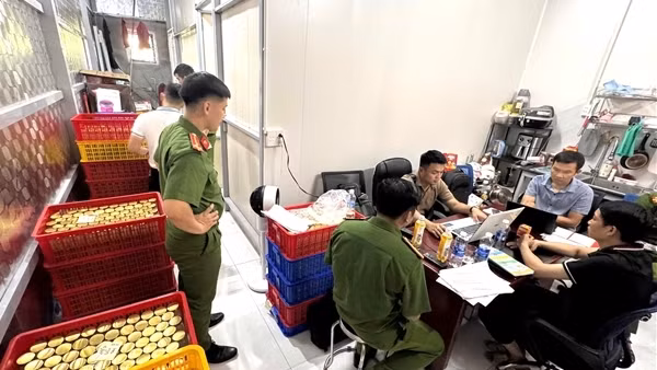 Bắt giữ nhóm đối tượng lập doanh nghiệp để sản xuất, buôn bán yến sào giả