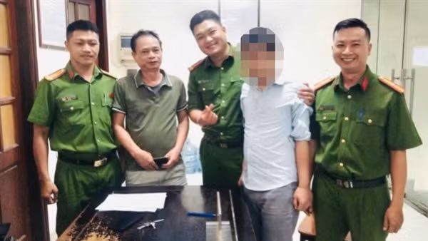 Công an phường phối hợp CSGT ngăn chặn nam thanh niên định nhảy cầu Chương Dương