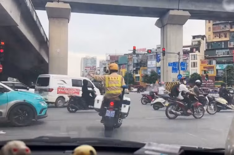 Câu chuyện phía sau bức ảnh CSGT bế người phụ nữ bị co giật vào bệnh viện -0