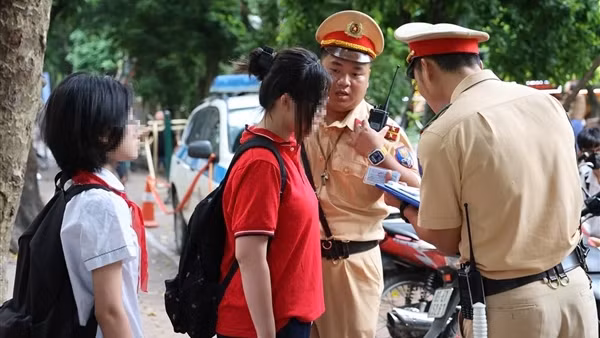 CSGT Hà Nội xử lý hàng loạt học sinh vi phạm giao thông