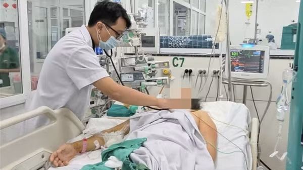 Sốt xuất huyết truyền dịch tại nhà, chàng trai trẻ nguy kịch
