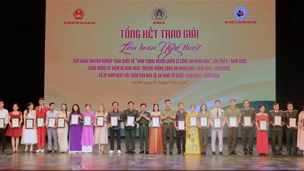 Trao giải Liên hoan nghệ thuật sân khấu chuyên nghiệp về "Hình tượng người chiến sĩ Công an"