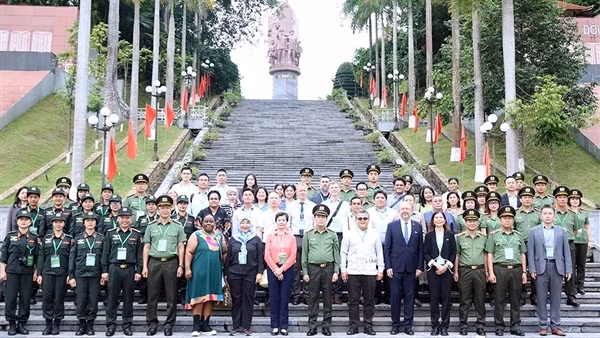 Bộ Công an và đại biểu quốc tế dâng hương tại di tích lịch sử Nha Công an Trung ương và ATK Định Hóa