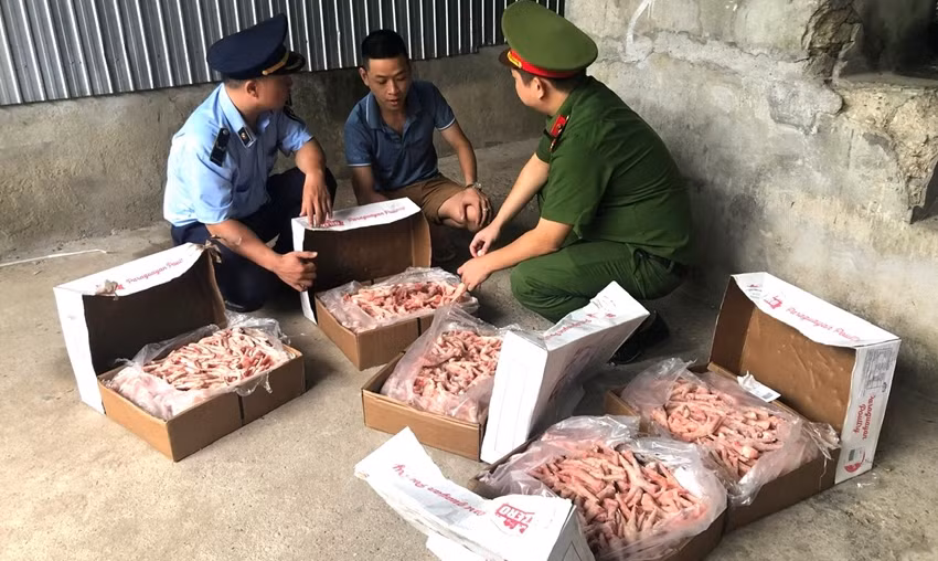 Tiêu hủy 1 tấn chân gà đông lạnh không rõ nguồn gốc -0