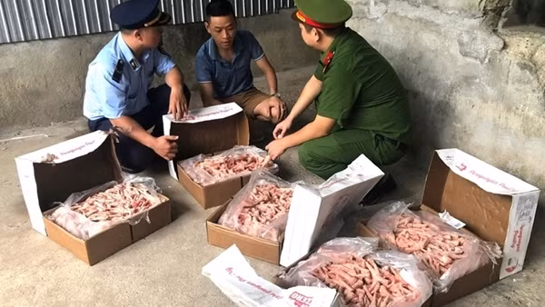 Xử phạt và tiêu hủy 1 tấn chân gà không rõ nguồn gốc