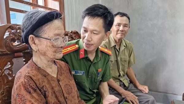 Cảm xúc vỡ òa của 2 gia đình thân nhân liệt sĩ ở Thanh Hóa