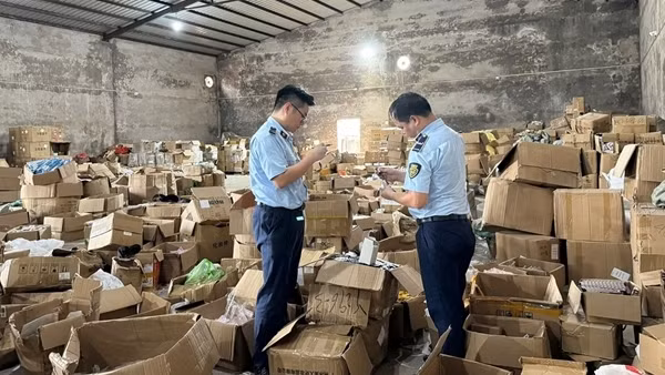 Khui lộ kho chứa hoá, mỹ phẩm nhập lậu chuyên tuồn hàng quảng bá trên TikTok