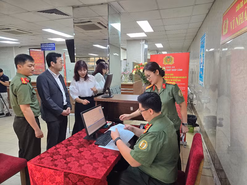 Ghi nhận ngày đầu cấp định danh điện tử mức độ 2 cho người nước ngoài cư trú tại Việt Nam -0
