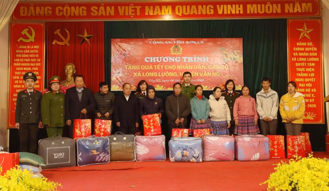 Công an tỉnh Sơn La thăm, tặng quà cho nhân dân vùng biên giới -1