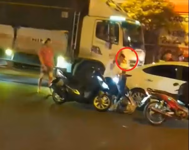 Bắt đối tượng đâm chết người sau va quẹt giao thông -0