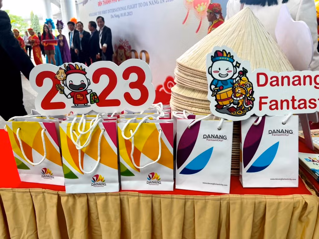 Hàng nghìn du khách trong nước và quốc tế “xông đất” Đà Nẵng ngày đầu tiên năm mới 2023 -3