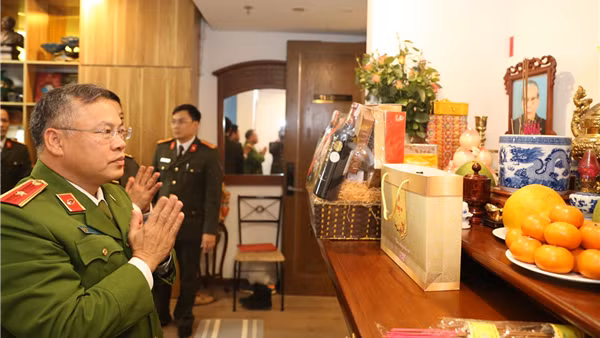 Thứ trưởng Nguyễn Văn Long thăm hỏi, chúc Tết gia đình các đồng chí cố lãnh đạo Bộ Công an