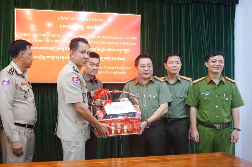 Công an tỉnh Kandal – Vương quốc Campuchia chúc Tết Công an tỉnh An Giang -0