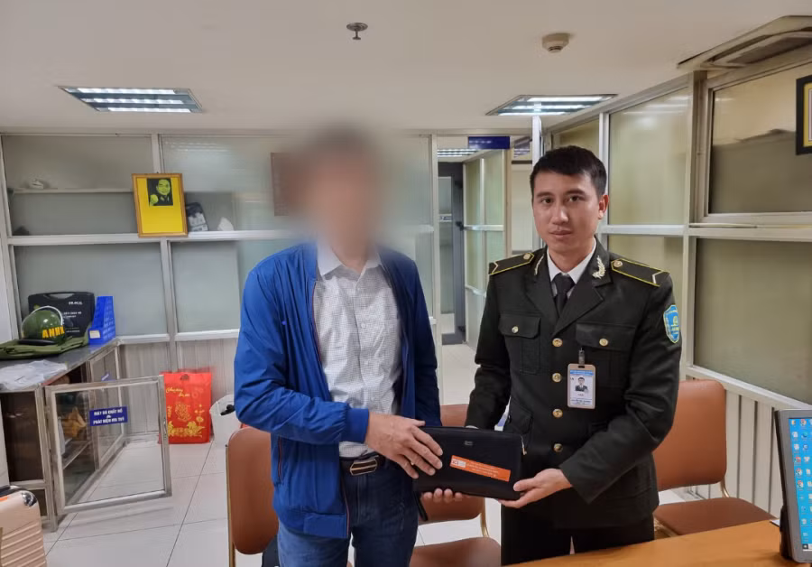 Khách đi máy bay bỏ quên 130 triệu trên xe đẩy -0