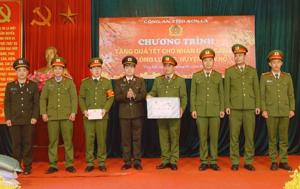 Công an tỉnh Sơn La thăm, tặng quà cho nhân dân vùng biên giới -0