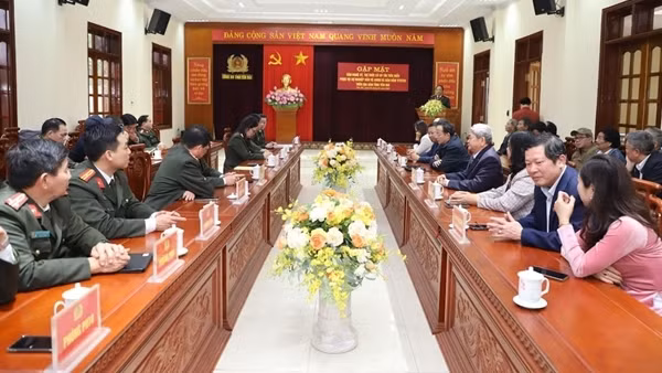 Công an tỉnh Yên Bái gặp mặt đội ngũ văn nghệ sỹ, trí thức có uy tín tiêu biểu
