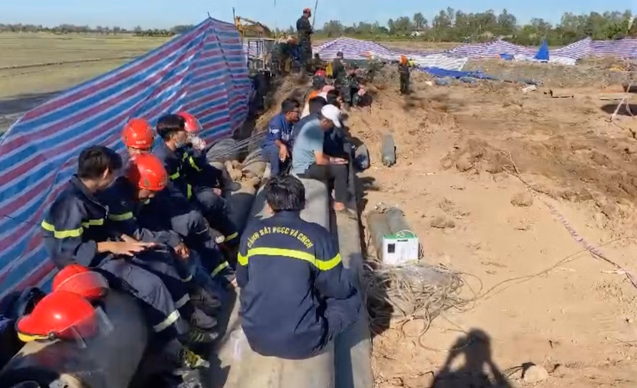Nhiều Bộ chi viện cho Đồng Tháp giải cứu cháu bé bị lọt trong lòng cọc bê tông -0