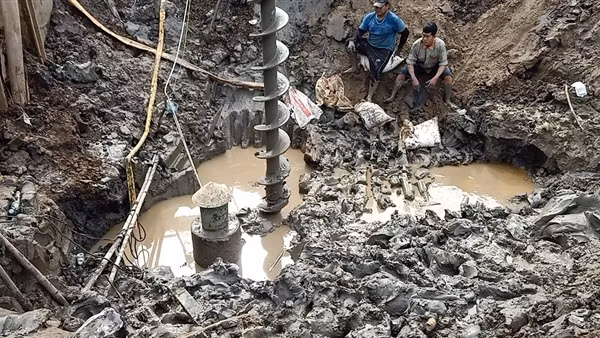 Công binh chi viện cho Đồng Tháp giải cứu bé trai bị lọt vào ống trụ bê tông