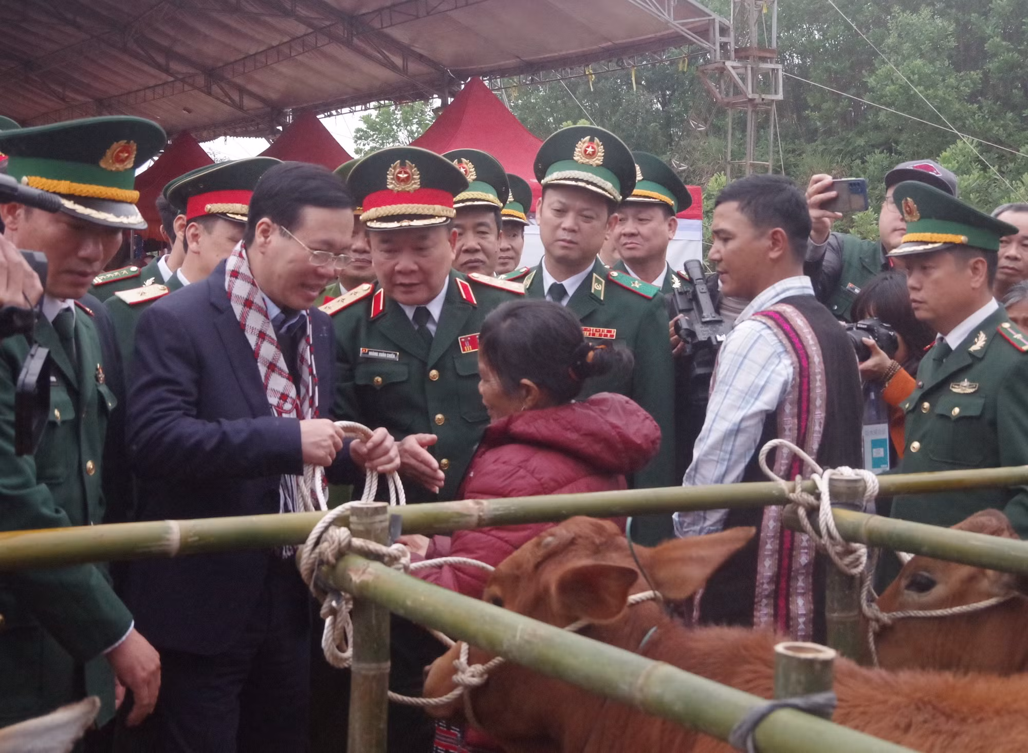 Thường trực Ban Bí thư Võ Văn Thưởng tặng quà cho đồng bào nghèo ở A Lưới -0