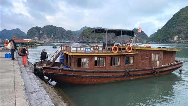 Người lái đò làng chài Việt Hải
