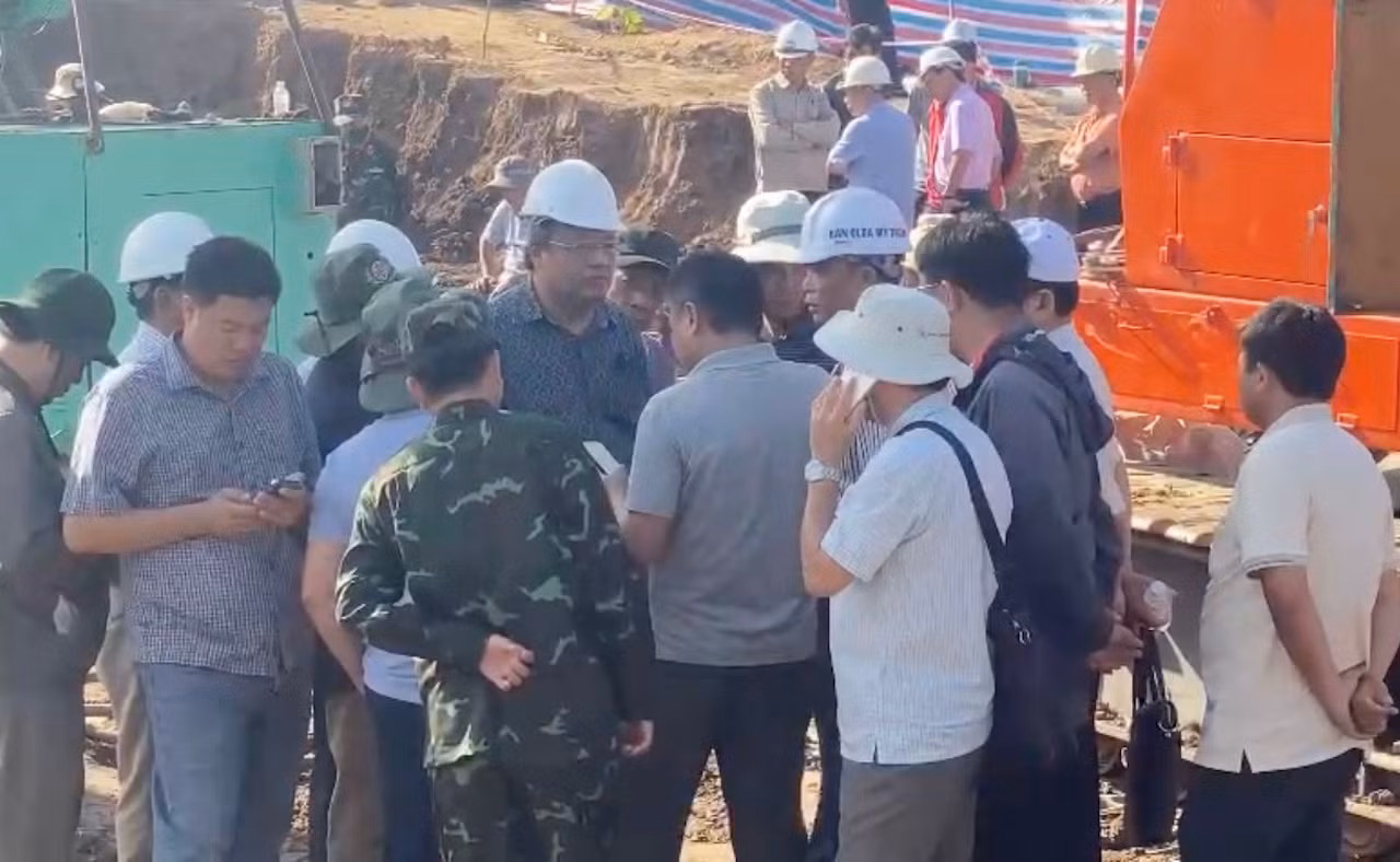 Nhiều Bộ chi viện cho Đồng Tháp giải cứu cháu bé bị lọt trong lòng cọc bê tông -0
