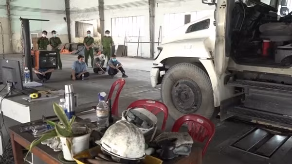 Hệ lụy&nbsp;từ việc thành lập ồ ạt trung tâm đăng kiểm tư nhân