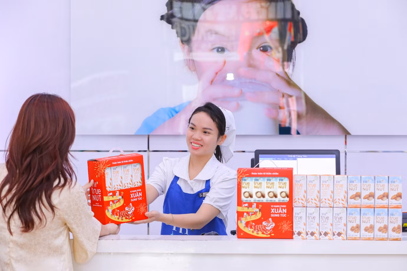 Món quà sức khỏe mùa Tết 2025: TH true NUT & TH true OAT với thông điệp Vị Hạnh Phúc – Xuân Sung Túc&nbsp; -0