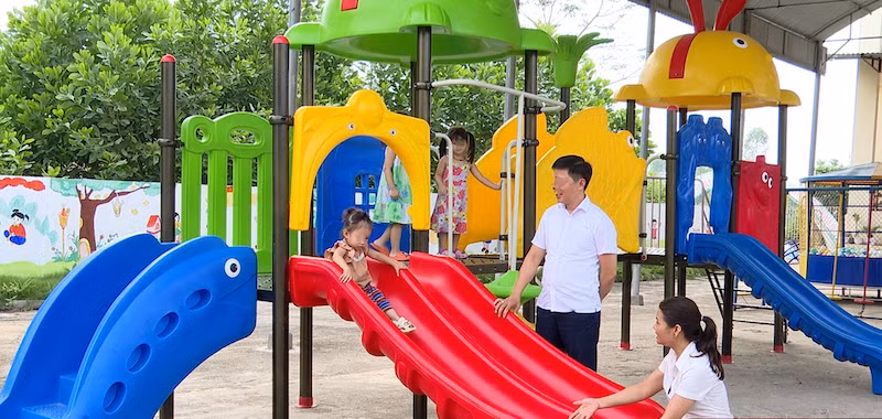 Dây áo vướng vào cầu trượt, bé 3 tuổi nguy kịch -0
